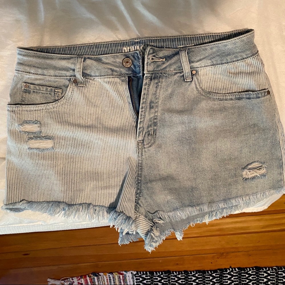 Highwaisted denim shorts with unique design